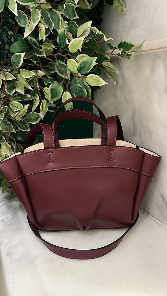 شنطة يد نسائية بتصميم عصري - جلد أصلي بلمسة مميزة - نبيتى