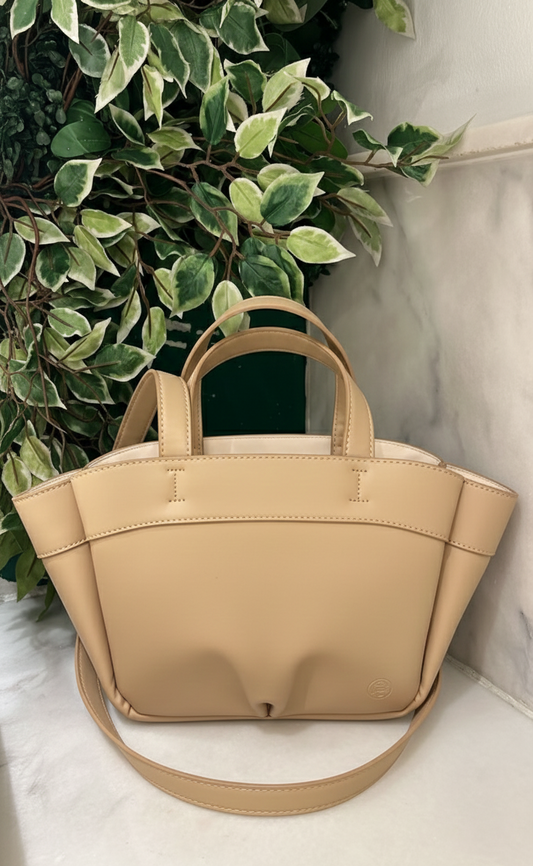 شنطة يد نسائية بتصميم عصري - جلد أصلي بلمسة مميزة - بيچ
