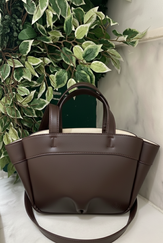 شنطة يد نسائية بتصميم عصري - جلد أصلي بلمسة مميزة - بنى
